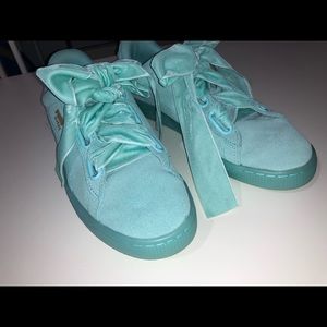 Blue Puma suede heart womens shoes w/ velvet laces